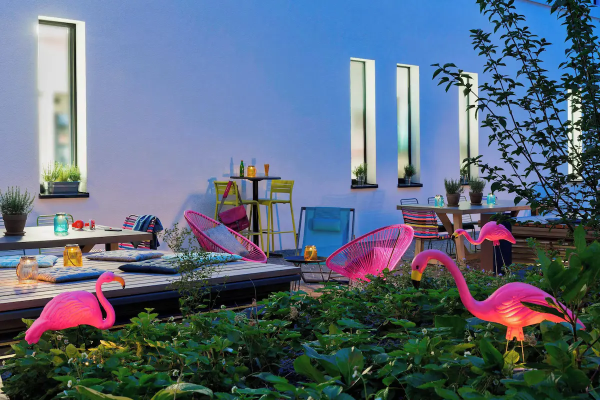 Flamingo-Dekoration auf der Moxy Terrasse