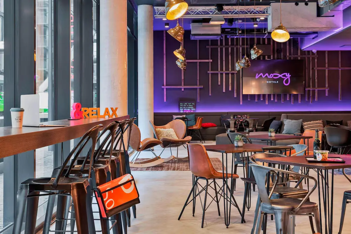 Lounge und Barbereich im Moxy Frankfurt East