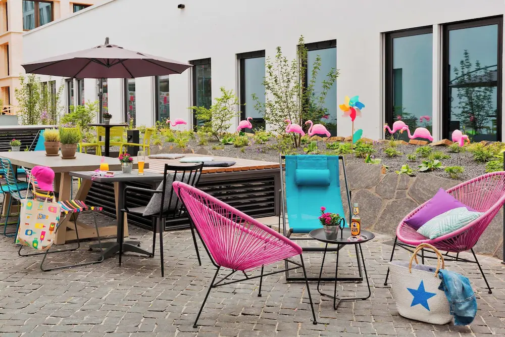 Farbenfrohe Terrasse des Moxy Frankfurt East