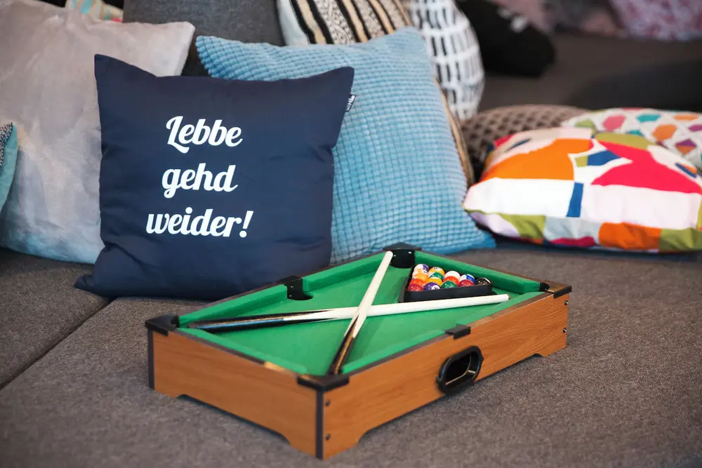 Spiel und gemütliche Kissen in der Moxy Lounge