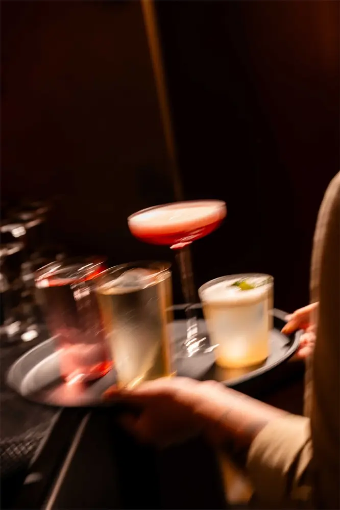 Cocktails auf einem Tablett