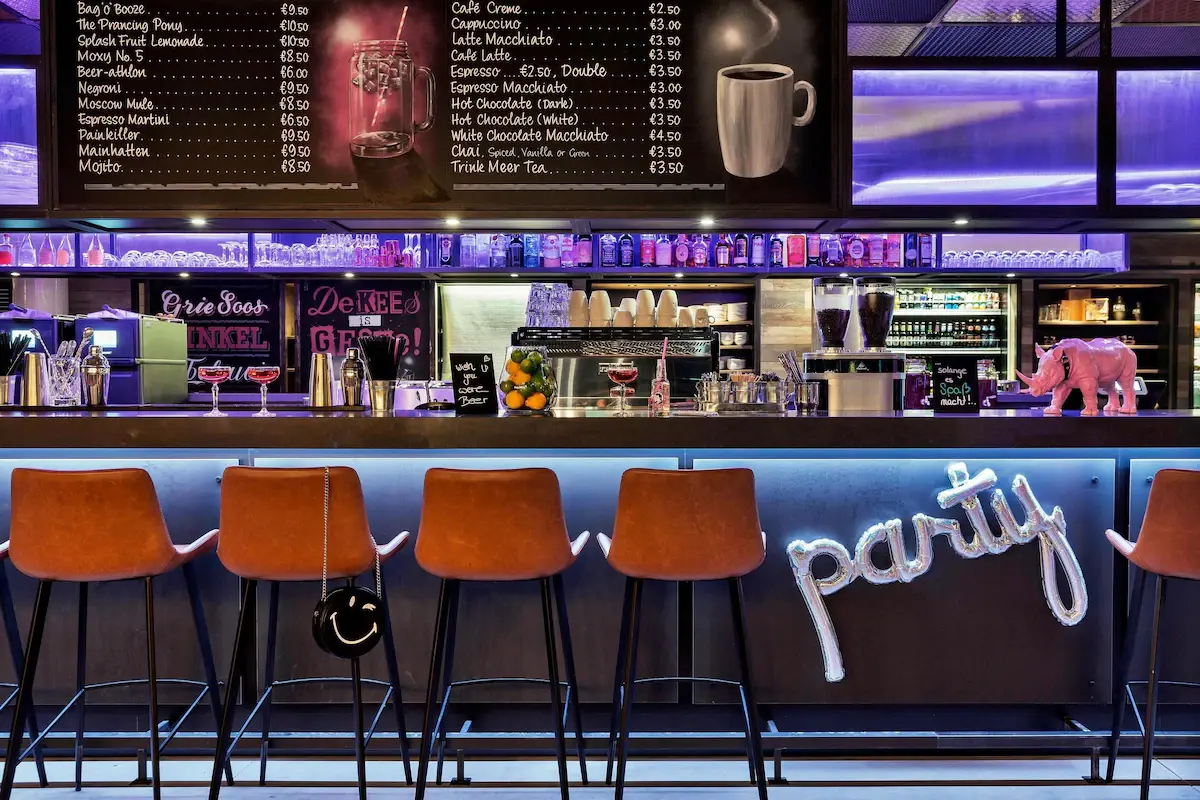 Bar im Moxy Frankfurt East