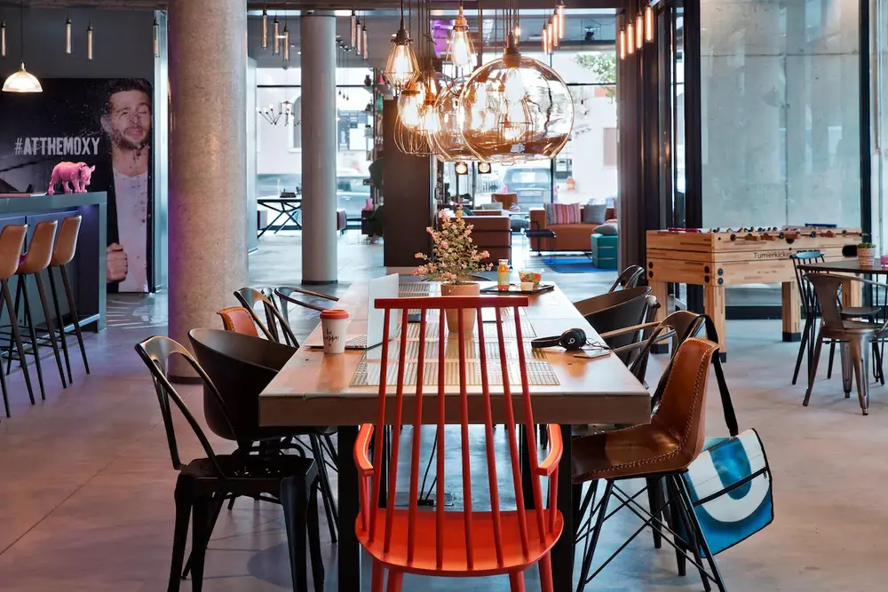 Offener Lounge- und Spielbereich im Moxy Frankfurt East