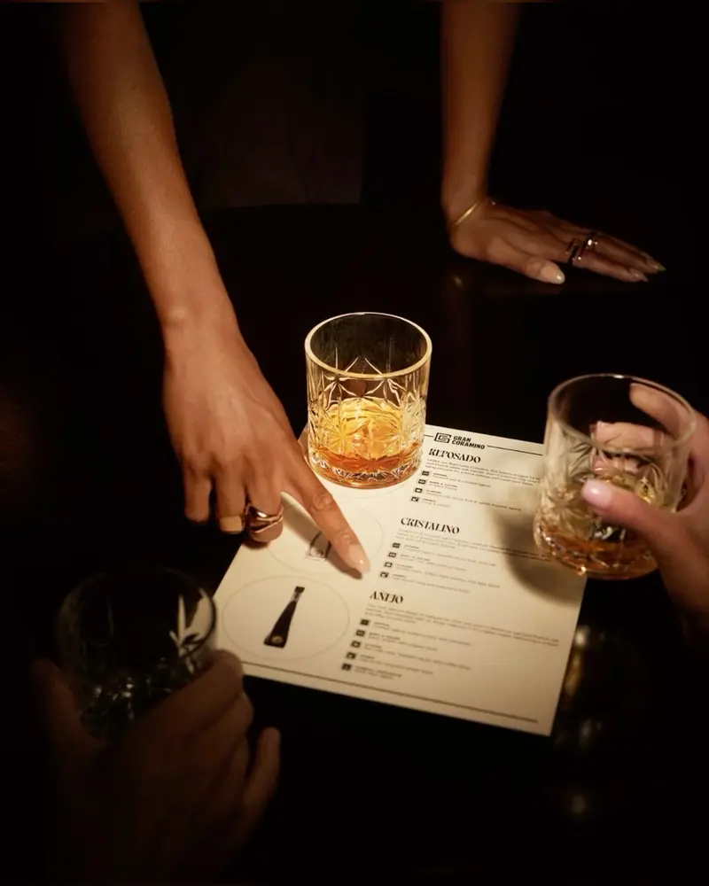 Drinks und Spielkarte auf dem Tisch