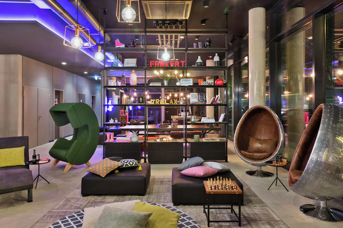 Offene Lounge im Moxy Frankfurt East