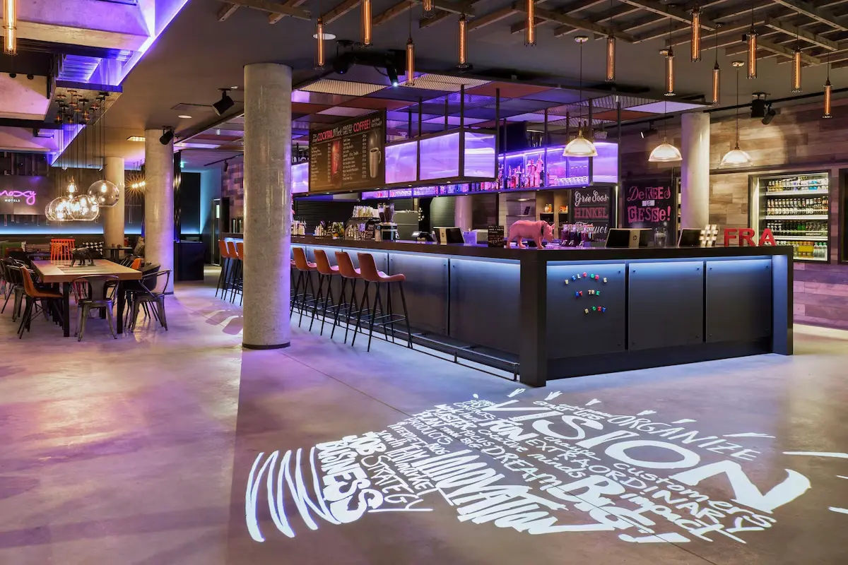 Bar und Lounge im Moxy Frankfurt East
