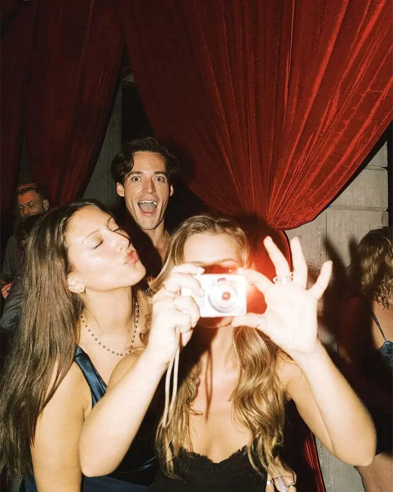 Gäste feiern und fotografieren bei einem noii Event