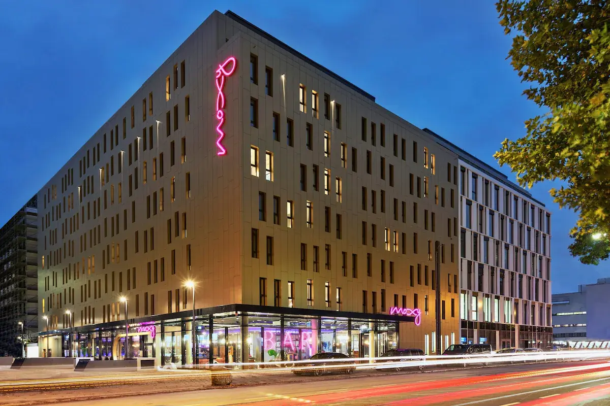 Moxy Frankfurt East bei Nacht