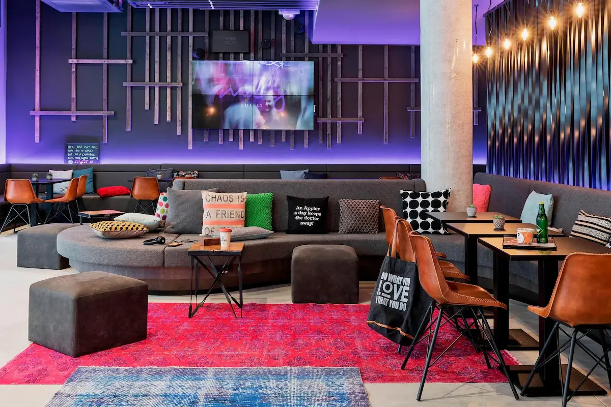 Gemütliche Lounge im Moxy Frankfurt East