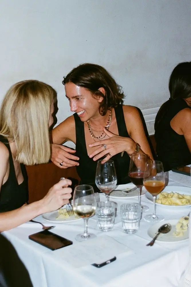 Zwei Frauen im Gespräch beim Dinner
