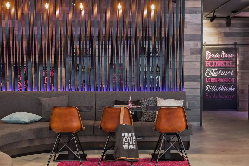 Lounge mit Sitzgruppen im Moxy Frankfurt East