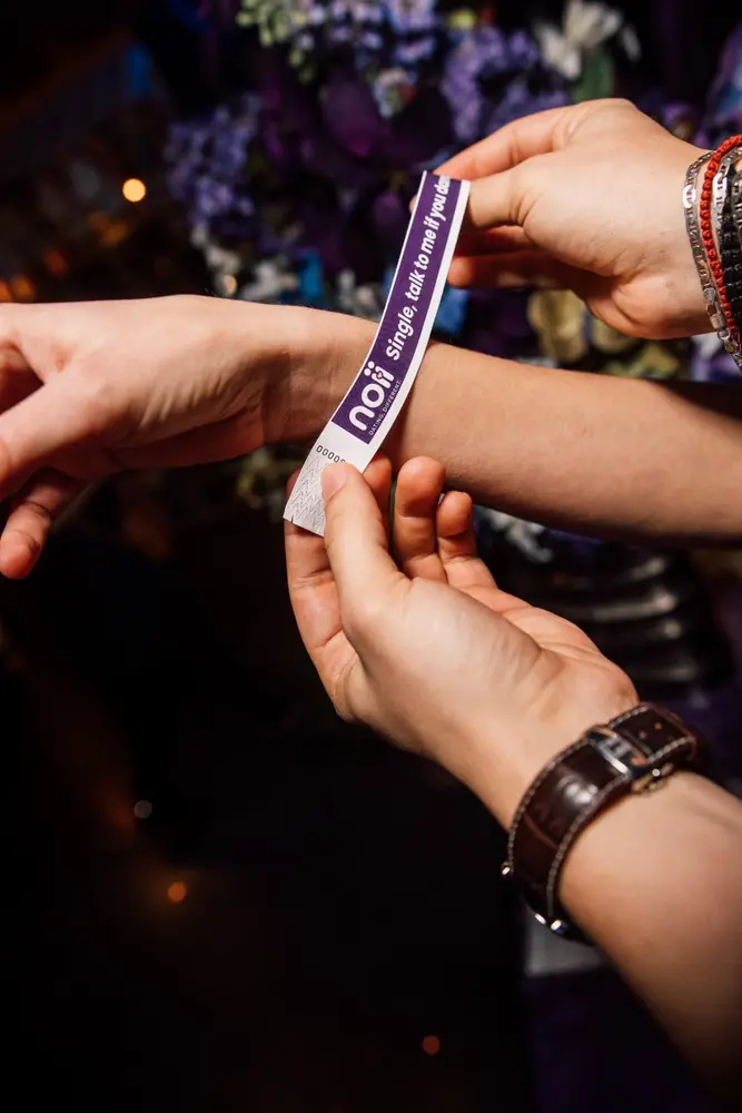 noii Armband wird angelegt