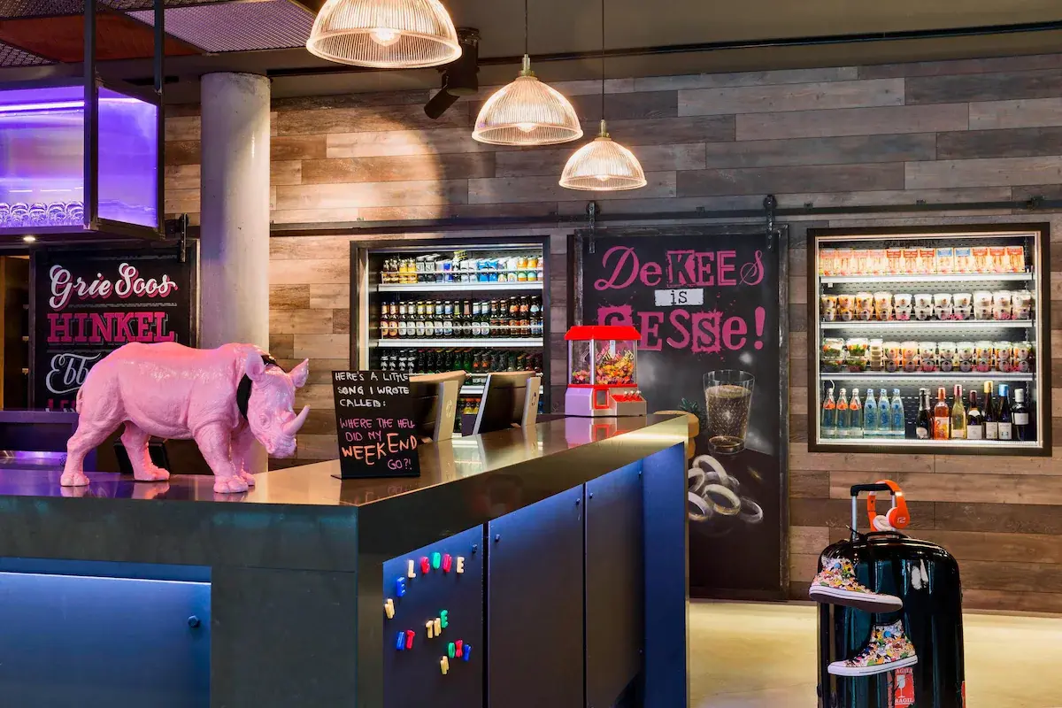 Bunte Rezeption im Moxy Frankfurt East